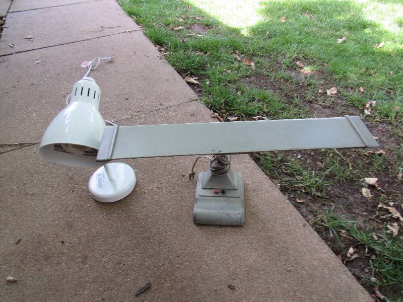lot 7775 image: Lot of 2 desk lamps - both work