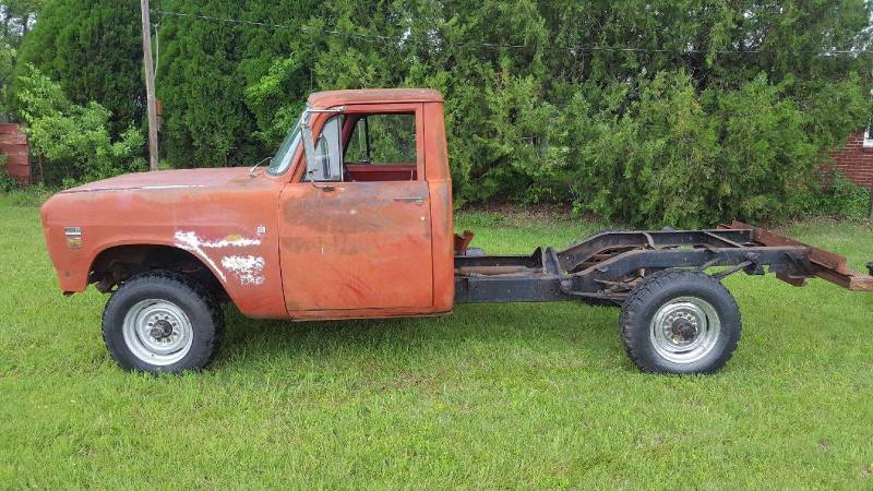 lot 7781 image: Truck - 1970 34 -Ton - 4x4 - International with a 350 Motor - Orange - COOL