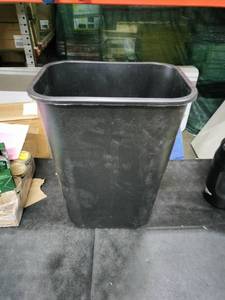 lot 3593 image: Small Waste Basket Black
