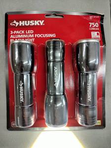 lot 1686 image: Husky 3pk LED Aluminum Focusing Flashlight