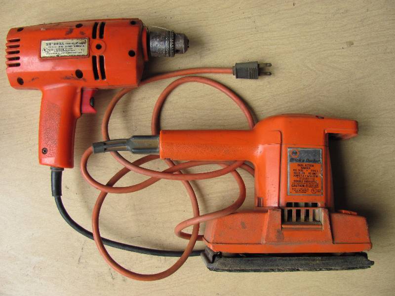 lot 8006 image: Sander & Drill - both work