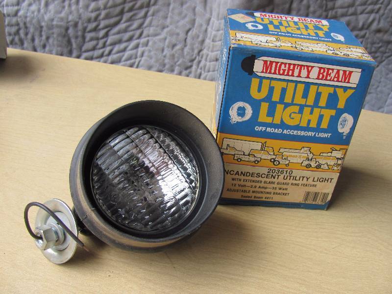 lot 8014 image: 12 volt Utility Light - IN BOX - Many uses Ag, RV, Off-road, Heavy equip, etc...