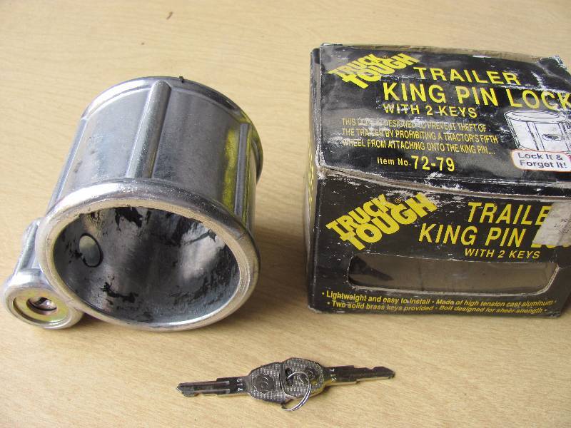 lot 8019 image: Trailer KING PIN LOCK w 2 KEYS - Lock it and forget it IN BOX