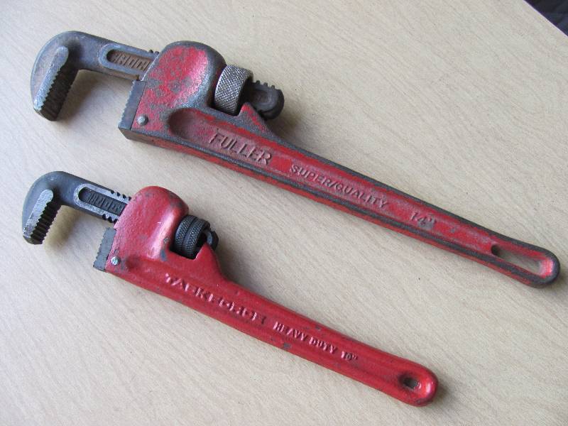 lot 8035 image: 2 Pipe Wrenches 10 in. & 14 in.