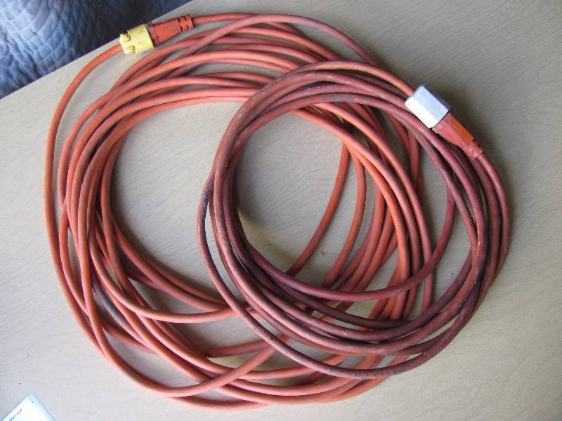 lot 8038 image: Lot of 2 Extension Cords - Tested and Working