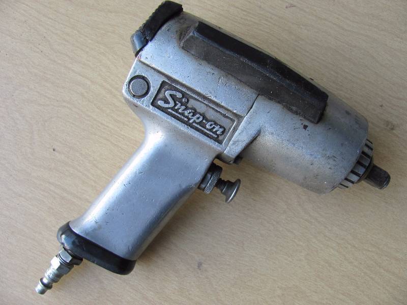 lot 8046 image: Snap-On Pneumatic 12 inch Impact Wrench