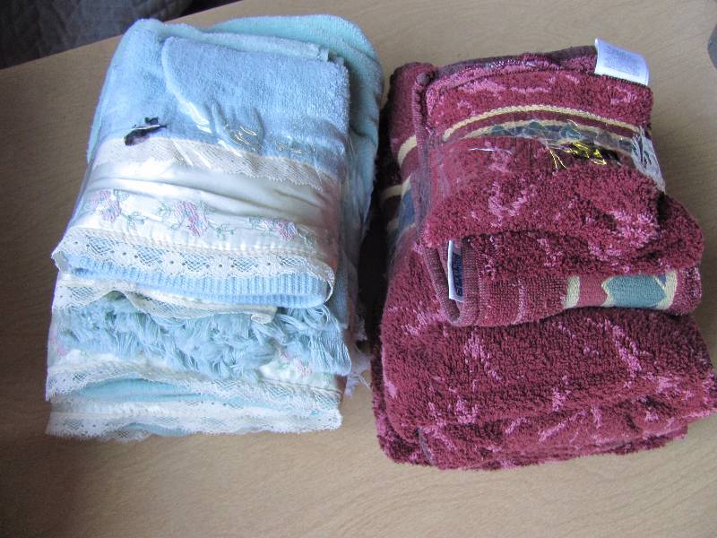 lot 8067 image: Lot of Towels - see photos for style