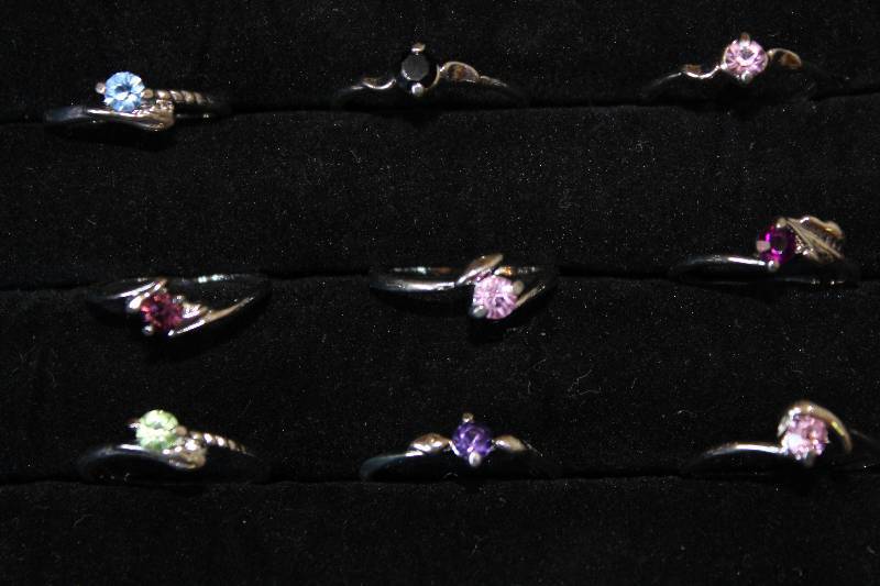lot 8453 image: Lot of 9 rings with colored stones - pretty