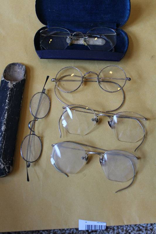 lot 8463 image: Lot of vintage  old Eye Glasses - 5 pair of eyeglasses and two cases