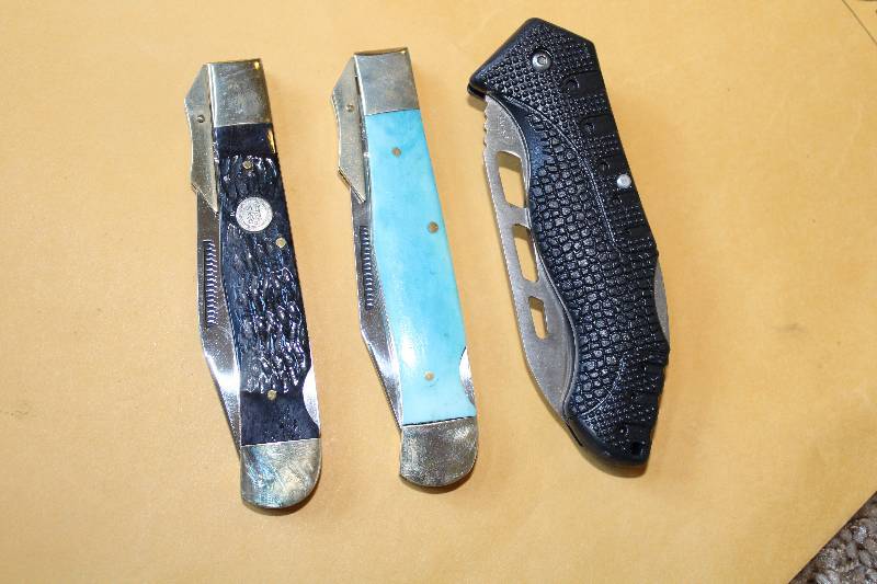 lot 8464 image: Lot of 3 Pocket Knives - NEW - One knife has a belt clip. See photos