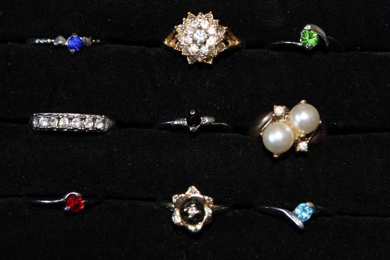 lot 8465 image: Lot of 9 rings, some with colored stones - pretty
