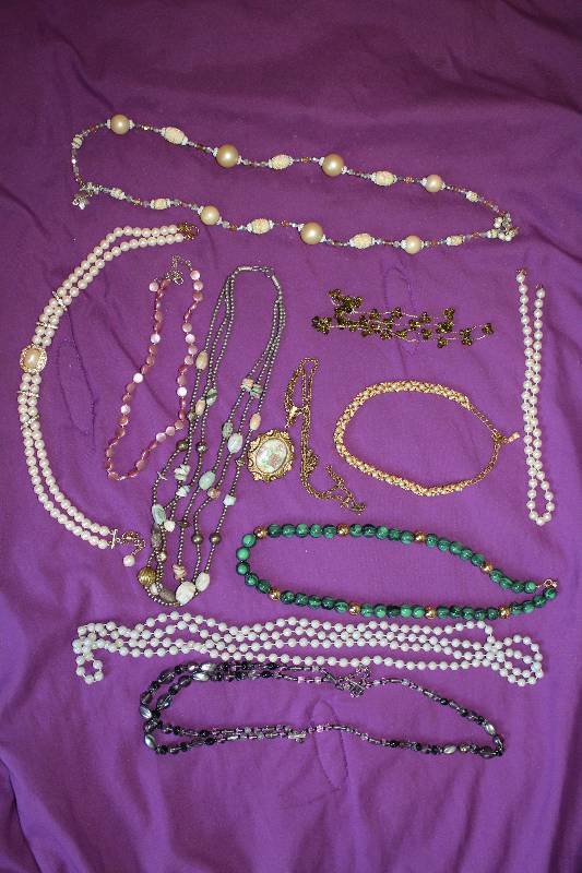 lot 8468 image: Lot of Costume Jewelry - pretty stuff