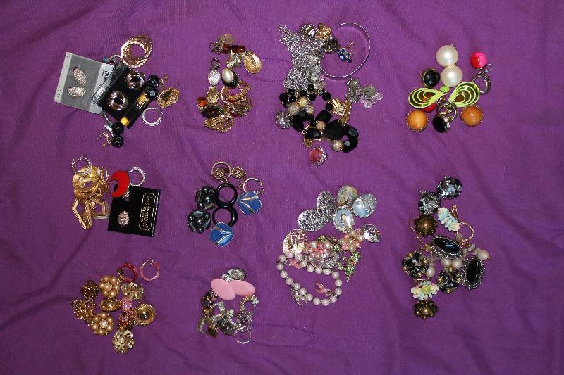 lot 8473 image: Lot of costume jewelry - mostly clip-on earrings