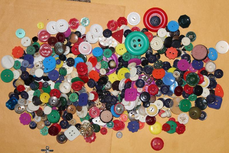 lot 8474 image: Big Lot of Buttons More than 250