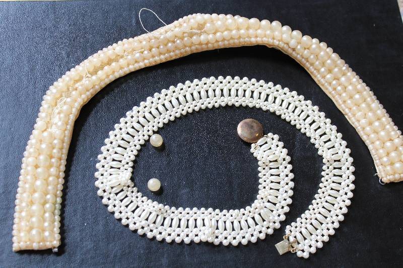 lot 8478 image: Lot of two necklaces
