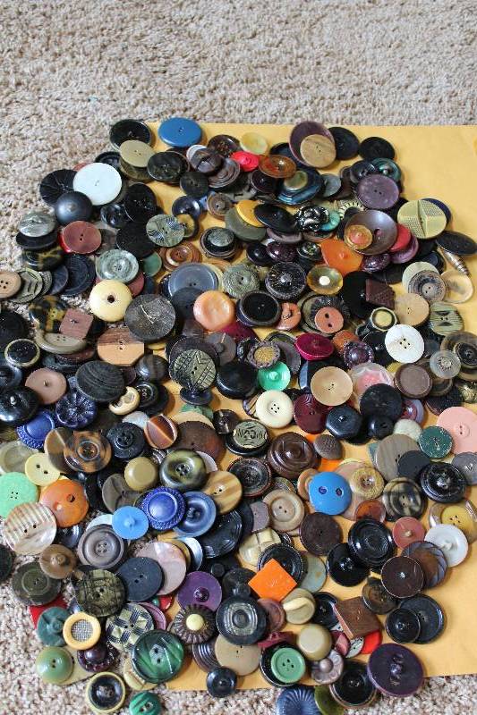 lot 8479 image: Lot of Buttons some BIG buttons More than 300