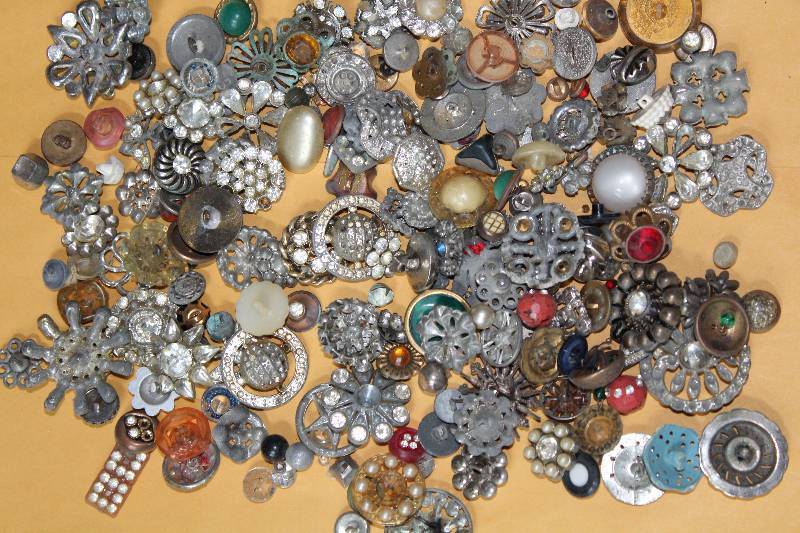 lot 8481 image: Lot of Buttons - more than 100 Sewing Collectibles