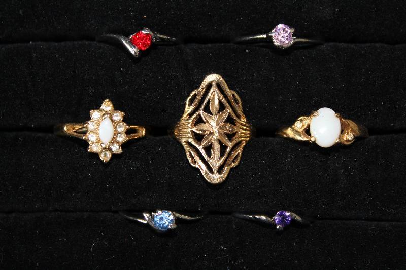 lot 8483 image: Lot of 7 Rings - Pretty