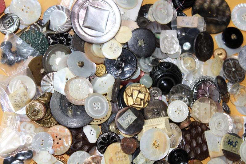 lot 8485 image: Lot of Buttons More than 150 - COOL