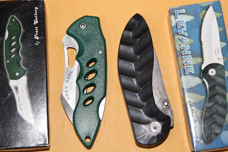 lot 8488 image: Lot of 2 pocket knives  NEW with boxes