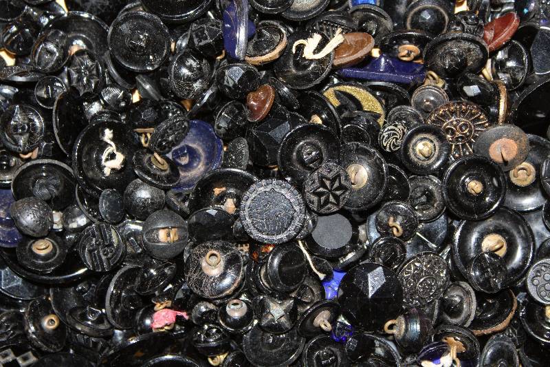 lot 8490 image: MORE Buttons These are nice More than 150 Sewing Collectibles