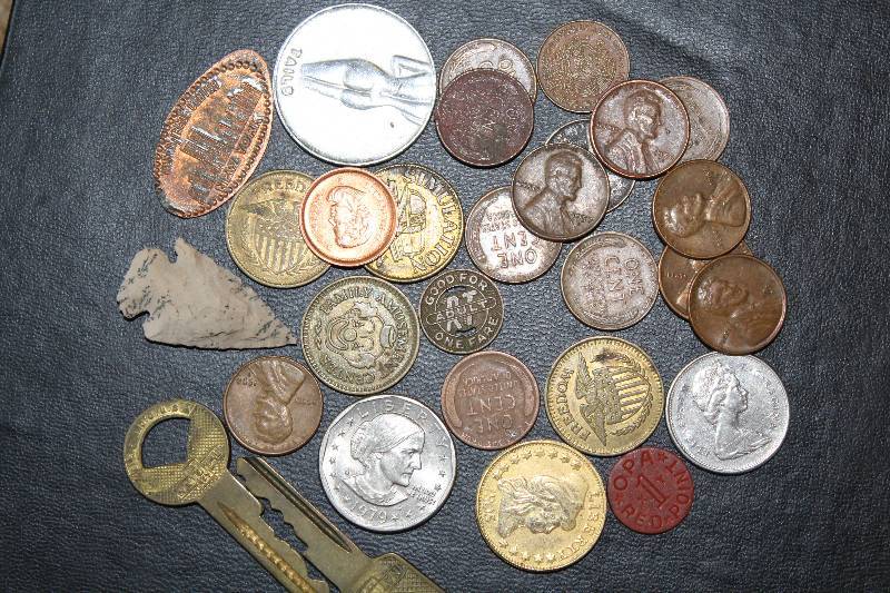 lot 8492 image: Mixed Lot of Wheat Pennies, Foreign Coins and Tokens - Neat find