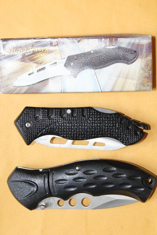 lot 8493 image: Lot of 2 Knives - One with original box