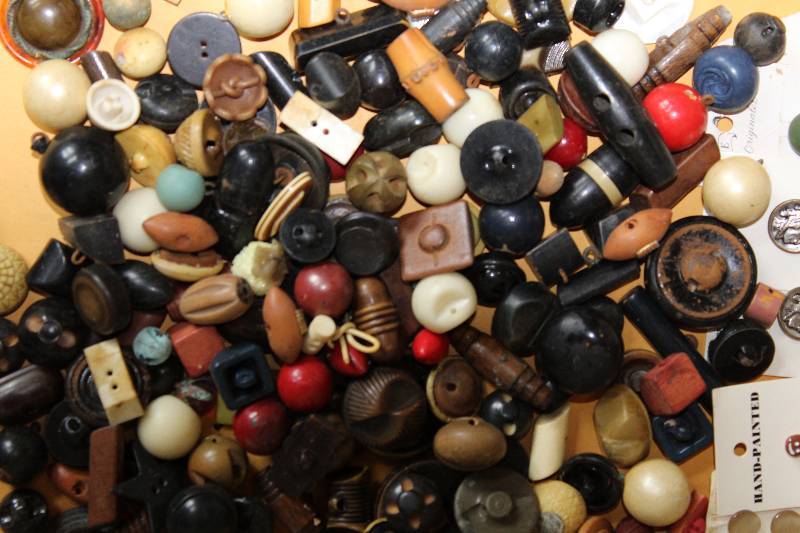 lot 8495 image: Sewing Buttons - More than 150 Collectible sewing items
