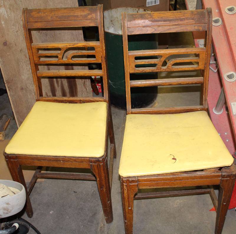 lot 9017 image: Set of 4 Oak Chairs (need repaired)