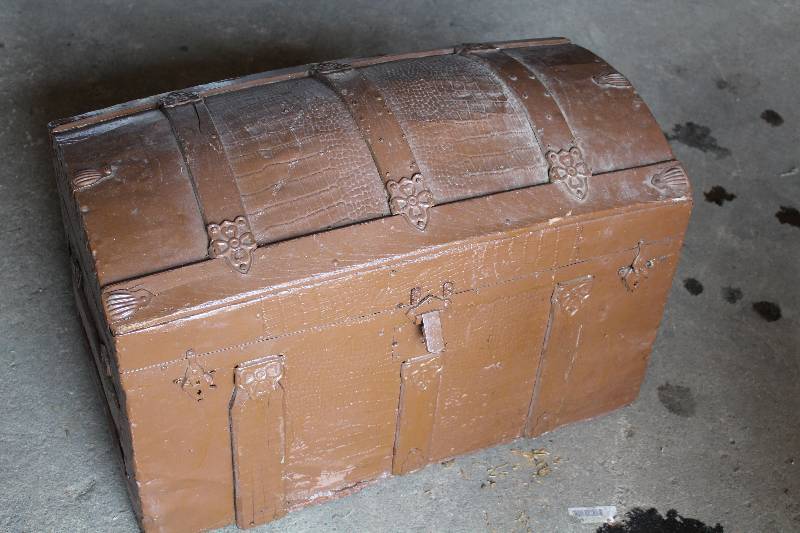 lot 9027 image: Old Trunk - Very Unique