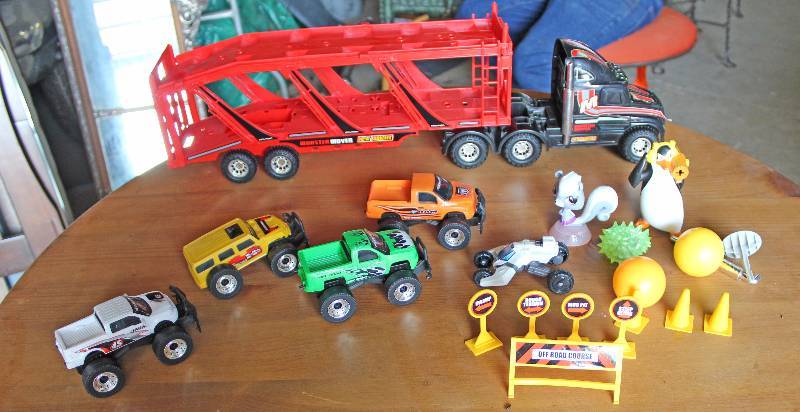 lot 9029 image: Lot of Toys - Semi w Trailer & Trucks