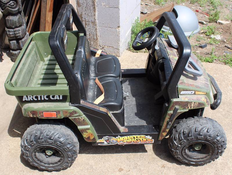 lot 9035 image: Power-Wheels - 12v Riding Toy w battery (no charger - they are available at Walmart)