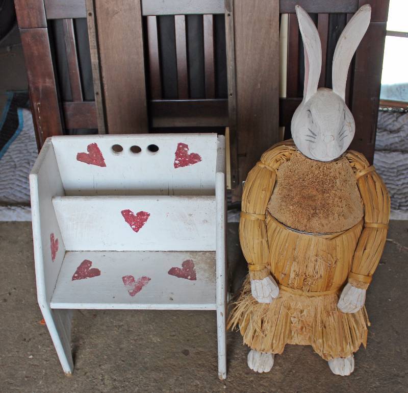 lot 9042 image: Bunny Dcor and Bench - cute