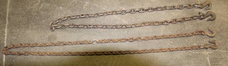 lot 9048 image: Lot of 2 chains w 2 hooks - 1 approx 10 and 1 approx 8