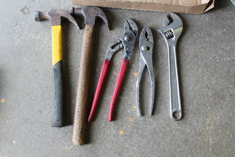 lot 9051 image: Lot of Tools - 2-hammers, 2-pliers & 1 wrench