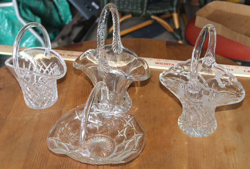 lot 9068 image: Lot of 4 Pretty Glass Baskets