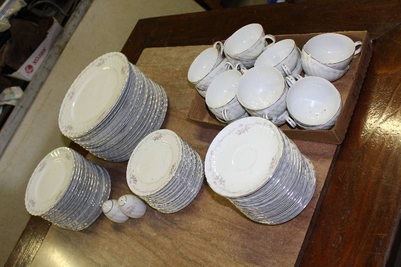 lot 9069 image: BIG Set of Dishes - Gold Standard - see description for place setting info - these are really pretty