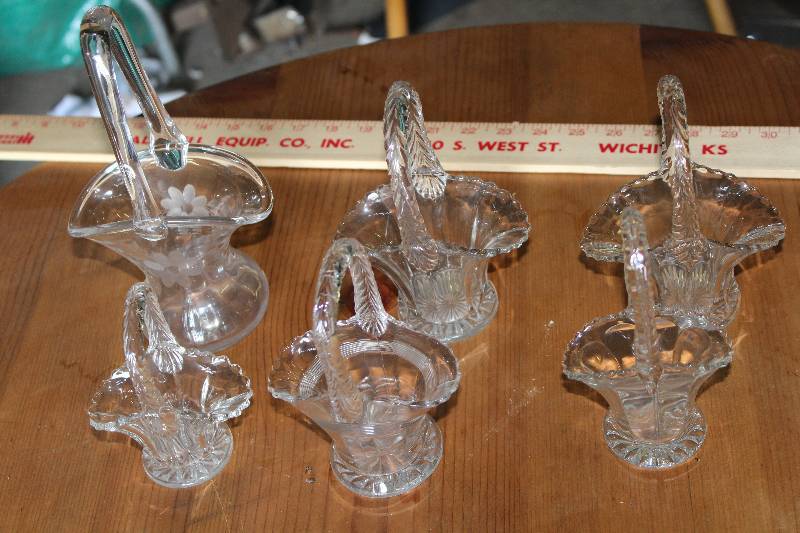 lot 9070 image: Lot of 6 pretty Glass Baskets