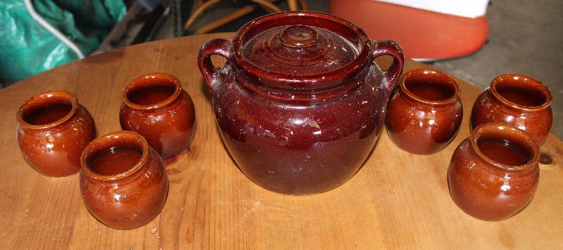 lot 9071 image: Stoneware Pot and 6 Cups (chip on lid)