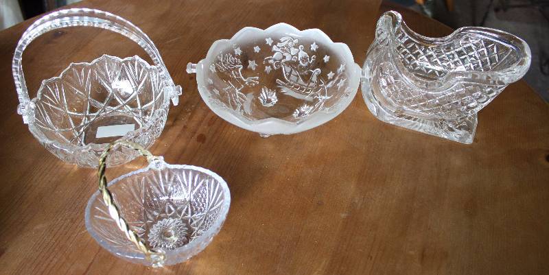lot 9079 image: Lot of 4 Pieces of Glass Home Dcor