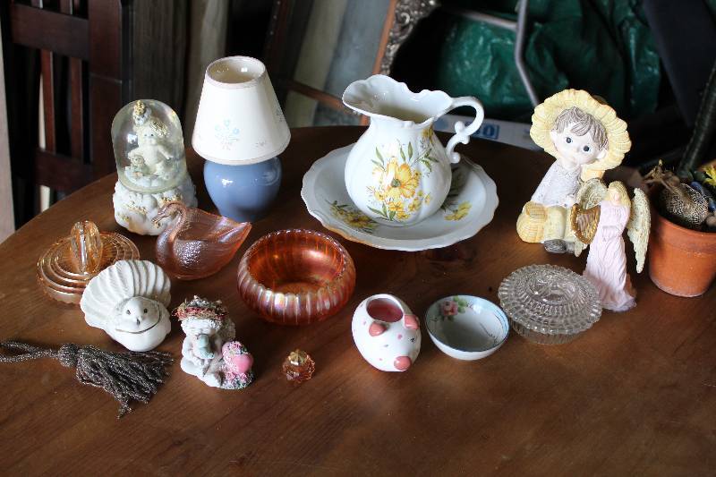 lot 9084 image: Lot of Misc. Home Dcor - Pitcher, bowl, bank and more - see photo