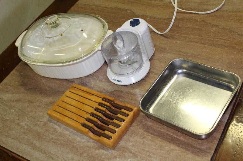 lot 9089 image: Lot of Kitchen Items - Corning Baking Dish, Knives & Chopper