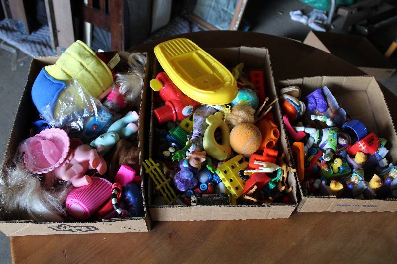 lot 9094 image: Lot of 3 boxes of small toys - Hours of fun for the kids