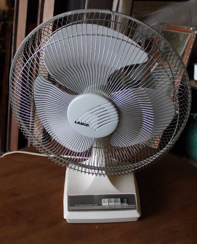 lot 9098 image: Lasco 16 Oscillating Fan Works