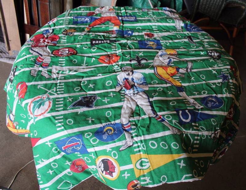 lot 9099 image: NFL Football Comforter - Twin Size