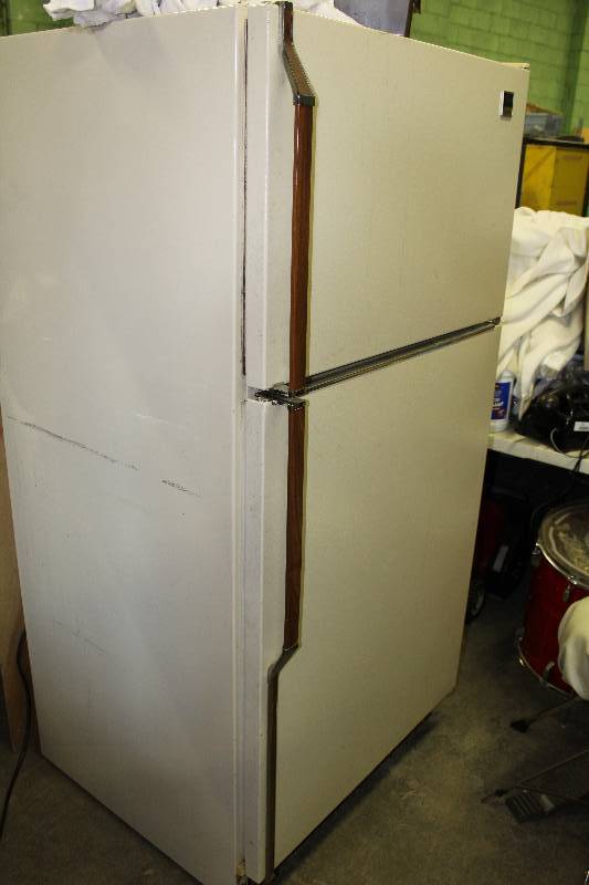 lot 9112 image: Whirlpool Refrigerator - Works - Needs Cleaned