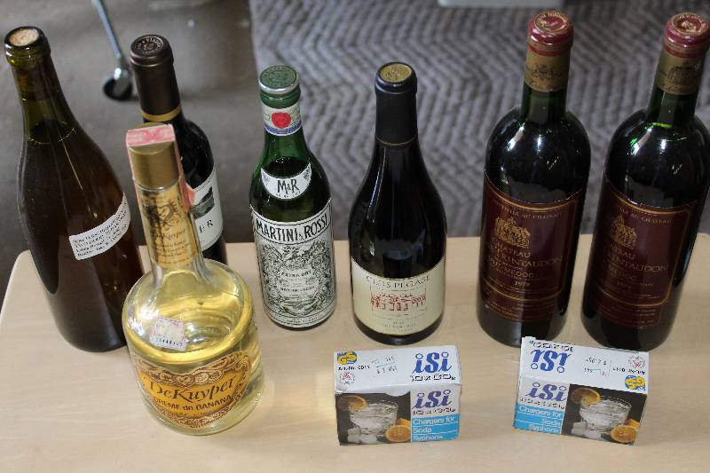 lot 9120 image: Lot of bottles