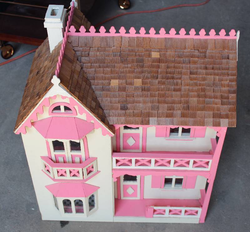 lot 9122 image: Cute Doll House