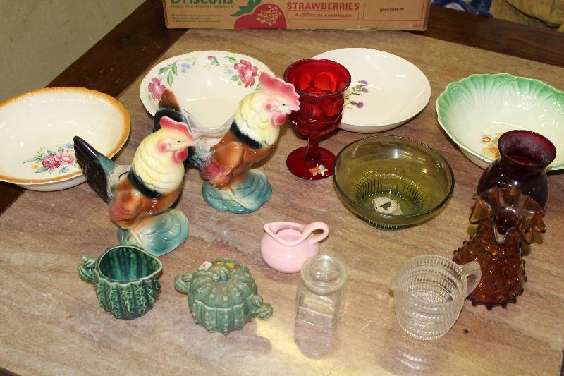 lot 9124 image: Lot of Glassware and CHICKENS Must see Cute dcor