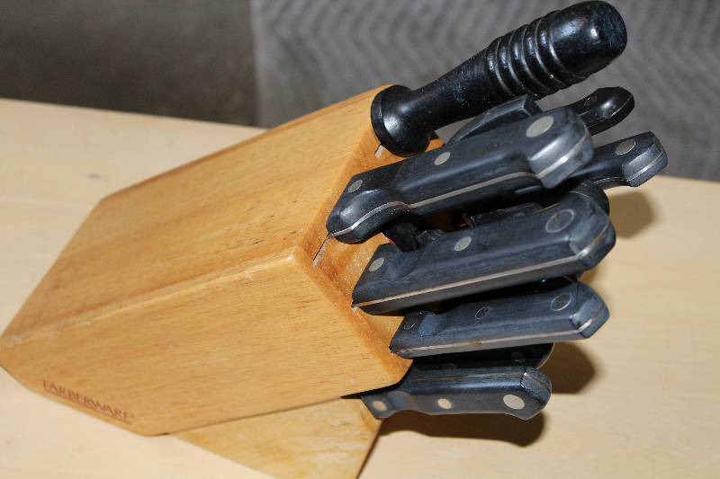 lot 9127 image: Farberware Knife Block - with knives - Sharp